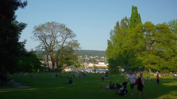 阳光明媚的一天苏黎世城市湖泊公园慢动作全景4K — 图库视频影像
