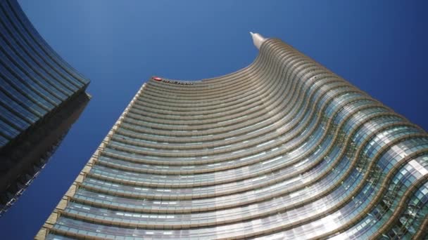 Sol Día Milan Ciudad Famoso Moderno Edificio Frente Pared Cámara — Vídeo de stock