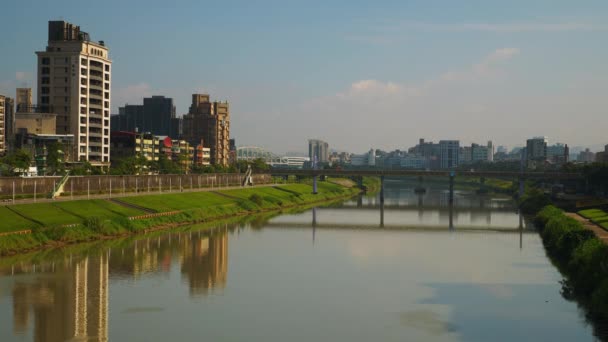 День Час Тайбей Міста Березі Річки Пішохідний Міст Панорама Тайвань — стокове відео