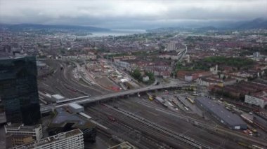 güneşli bir gün Zürih cityscape nehir merkez tren istasyonu hava panorama 4k İsviçre