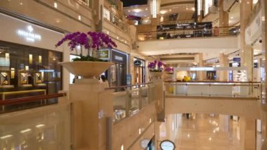 Taipei, Tayvan - 15 Ocak 2018: ağır çekim panorama 4 k 16 Ocak 2018 yaklaşık yürüme şehir merkezi ünlü alışveriş merkezi taipei, Tayvan.