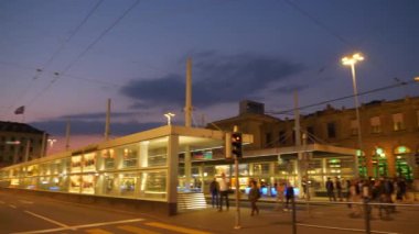 İsviçre günbatımı aydınlatma Zürih Şehri Merkez Tren Garı kare Panoraması 4k