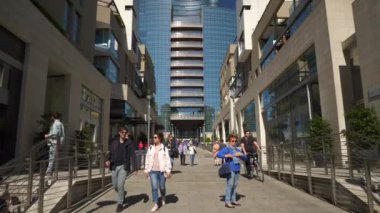 ünlü alışveriş Galerisi panorama 4 k milan İtalya yaz ışık kalabalık