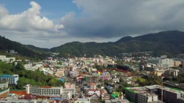güneşli bir gün phuket Adası şehir rooftops hava panorama 4k Tayland