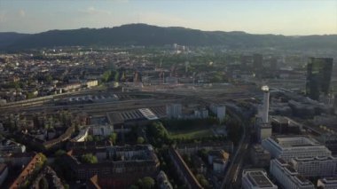 güneşli bir gün Zürih cityscape nehir merkez tren istasyonu hava panorama 4k İsviçre