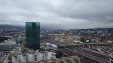 güneşli bir gün Zürih cityscape nehir merkez tren istasyonu hava panorama 4k İsviçre