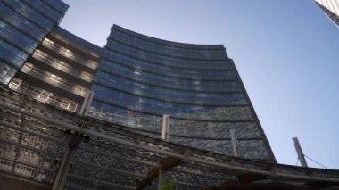 güneşli bir gün milan şehir ünlü modern bina açık duvar yavaş hareket panorama 4k İtalya
