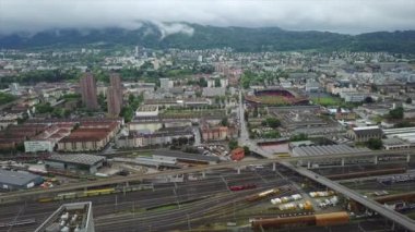 güneşli bir gün Zürih cityscape nehir merkez tren istasyonu hava panorama 4k İsviçre