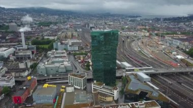 güneşli bir gün Zürih cityscape nehir merkez tren istasyonu hava panorama 4k İsviçre