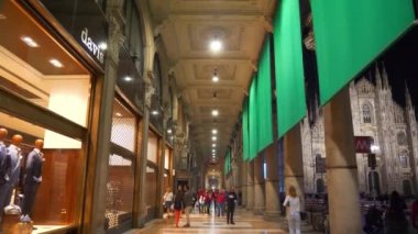 Milan, İtalya - 23 Mayıs 2018: şehir ünlü alışveriş merkezi güzellik kat ağır çekim panorama 4 k Mayıs 23, 2018 milan, İtalya yaklaşık yürüme.