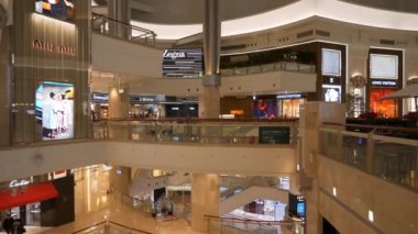 Taipei, Tayvan - 15 Ocak 2018: ağır çekim panorama 4 k 16 Ocak 2018 yaklaşık yürüme şehir merkezi ünlü alışveriş merkezi taipei, Tayvan.