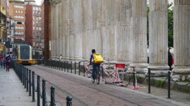Milan, İtalya - 15 Mayıs 2018: gün zaman milan şehir trafik sokak ağır çekim panorama 4k 15 Mayıs 2018 yaklaşık milan, İtalya.