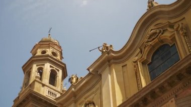 MILAN, ITALY - 15 Mayıs 2018: Gündüz vakti Milan şehir merkezi katedrali sokak manzaralı ağır çekim panorama 4k