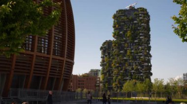 Milan, İtalya - 10 Mayıs 2018: şehir güneşli bir gün ünlü modern blok binalar ağır çekim bakış 4k 10 Mayıs 2018 yaklaşık milan, İtalya.