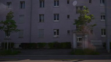 İsviçre yaz günü Zürih tramvay yol yolculuk pov yan pencere ağır çekim panorama 4k