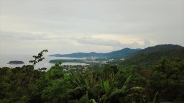 güneşli bir gün phuket Adası şehir rooftops hava panorama 4k Tayland