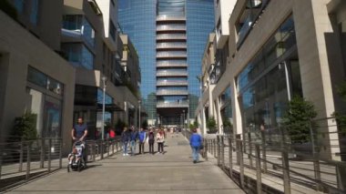 Milan, İtalya - 15 Mayıs 2018: gün zaman milan şehir trafik sokak ağır çekim panorama 4k 15 Mayıs 2018 yaklaşık milan, İtalya.