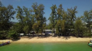 güneşli bir gün phuket Island ünlü tekne trafiği rawai beach hava panorama 4k Tayland