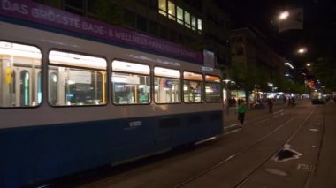 panorama 4 k İsviçre Zürih şehir ünlü Tren İstasyonu sokak trafik gece zaman kare