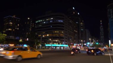 Taipei, Tayvan - 13 Ocak 2018: gece saat taipei şehir trafik sokak yol kavşağı panorama 4k 13 Ocak 2018 yaklaşık taipei, Tayvan.