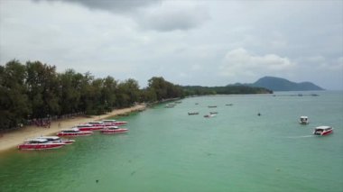 Phuket, Tayland - 15 Ocak 2018: ada güneşli bir gün ünlü dock plaj sahil şeridi hava panorama 4k 15 Ocak 2018 yaklaşık phuket, Tayland.