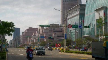 Taipei, Tayvan - 13 Ocak 2018: güneşli gün taipei şehir trafik sokak yol kavşağı panorama 4k 13 Ocak 2018 yaklaşık taipei, Tayvan.