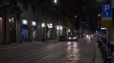 Milan, İtalya - 15 Mayıs 2018: gece saat milan şehir trafik sokak ağır çekim panorama 4k 15 Mayıs 2018 yaklaşık milan, İtalya.