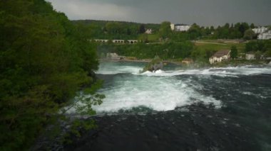 yaz günü ünlü rheinfall şelale yavaş hareket panorama 4k İsviçre