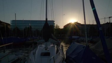 güneşli akşam Zürih şehir Gölü yat dock ağır çekim panorama 4 k İsviçre