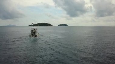 güneşli bir gün phuket Island ünlü tekne trafiği rawai beach hava panorama 4k Tayland