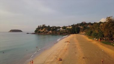 Phuket, Tayland - 15 Ocak 2018: Turist resort Beach phuket Adası. 4 k görüntüleri