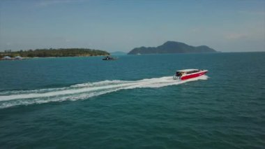 güneşli bir gün phuket Island ünlü tekne trafiği rawai beach hava panorama 4k Tayland