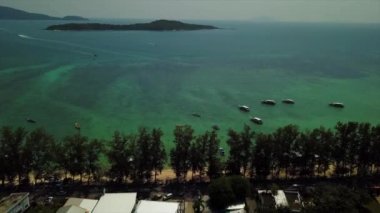 Phuket, Tayland - 15 Ocak 2018: ada güneşli bir gün ünlü dock plaj sahil şeridi hava panorama 4k 15 Ocak 2018 yaklaşık phuket, Tayland.