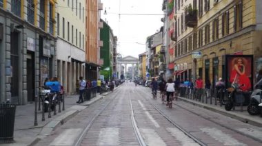 Milan, İtalya - 15 Mayıs 2018: gün zaman milan şehir trafik sokak ağır çekim panorama 4k yavaş hareket 15 Mayıs 2018 yaklaşık milan, İtalya.