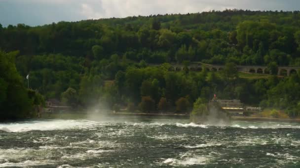 Słoneczny Dzień Reinfall Słynny Wodospad Slow Motion Panorama Szwajcaria — Wideo stockowe