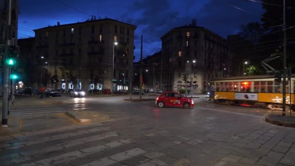 Milan Włochy Maj 2018 Oświetlenie Nocne Miasto Mediolan Ruch Uliczny — Wideo stockowe