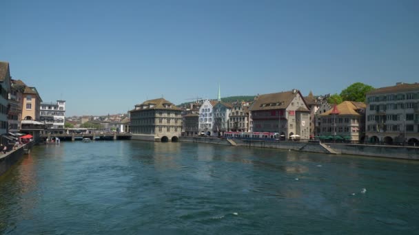 Zurique Centro Cidade Dia Ensolarado Rio Limmat Câmera Lenta Panorama — Vídeo de Stock