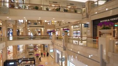 Taipei, Tayvan - 15 Ocak 2018: ağır çekim panorama 4 k 16 Ocak 2018 yaklaşık yürüme şehir merkezi ünlü alışveriş merkezi taipei, Tayvan.