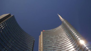 güneşli bir gün milan şehir ünlü modern bina açık duvar yavaş hareket panorama 4k İtalya