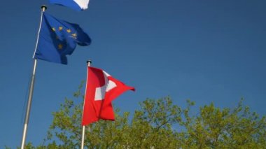 güneşli bir gün Zürih şehir ulusal ve Avrupa bayrağı yavaş hareket panorama 4 k İsviçre
