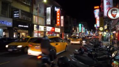 Taipei, Tayvan - 13 Ocak 2018: gece saat taipei şehir trafik sokak yol kavşağı panorama 4k 13 Ocak 2018 yaklaşık taipei, Tayvan.