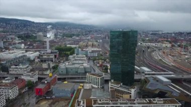 güneşli bir gün Zürih cityscape nehir merkez tren istasyonu hava panorama 4k İsviçre