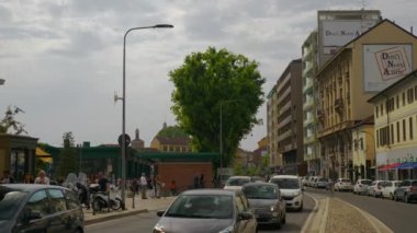 Milan, İtalya - 15 Mayıs 2018: gün zaman milan şehir trafik sokak ağır çekim panorama 4k yavaş hareket 15 Mayıs 2018 yaklaşık milan, İtalya.
