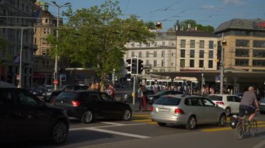 Zürih şehir güneşli bir gün ünlü trafik sokak ağır çekim panorama 4 k İsviçre kare