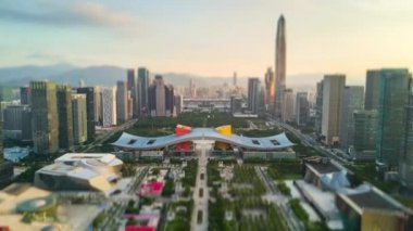 güneşli bir gün shenzhen cityscape hongkong sınır nehir hava panorama 4k timelapse Çin