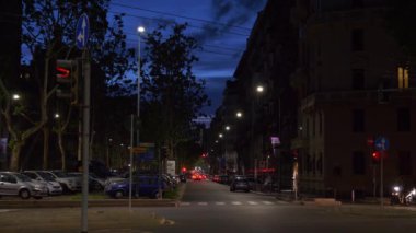 Milan, İtalya - 15 Mayıs 2018: gece saat milan şehir trafik sokak ağır çekim panorama 4k 15 Mayıs 2018 yaklaşık milan, İtalya.