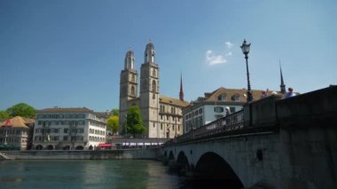 Zürih şehir ana katedral Nehri Köprüsü yavaş hareket panorama 4 k İsviçre güneşli bir gün