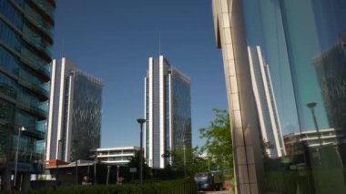 Milan, İtalya-Mayıs 10 2018: şehir güneşli gün ünlü binalar görünümü 4k yaklaşık Mayıs 10 2018 Milan, İtalya.