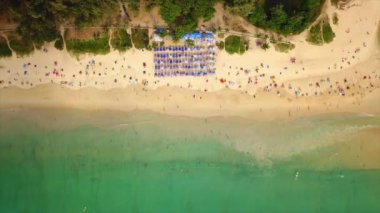 Phuket, Tayland - 15 Ocak 2018: Turist resort Beach phuket Adası. 4 k görüntüleri
