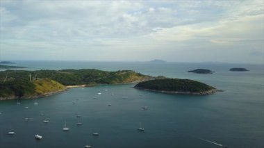 Phuket, Tayland - 15 Ocak 2018: ada güneşli bir gün ünlü dock plaj sahil şeridi hava panorama 4k 15 Ocak 2018 yaklaşık phuket, Tayland.